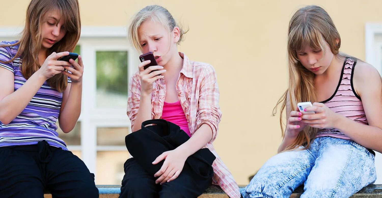 Подростки в школе. Влажная девочка подросток. Девушка подросток идет. Текущие девочки. Текут девочки подростки.