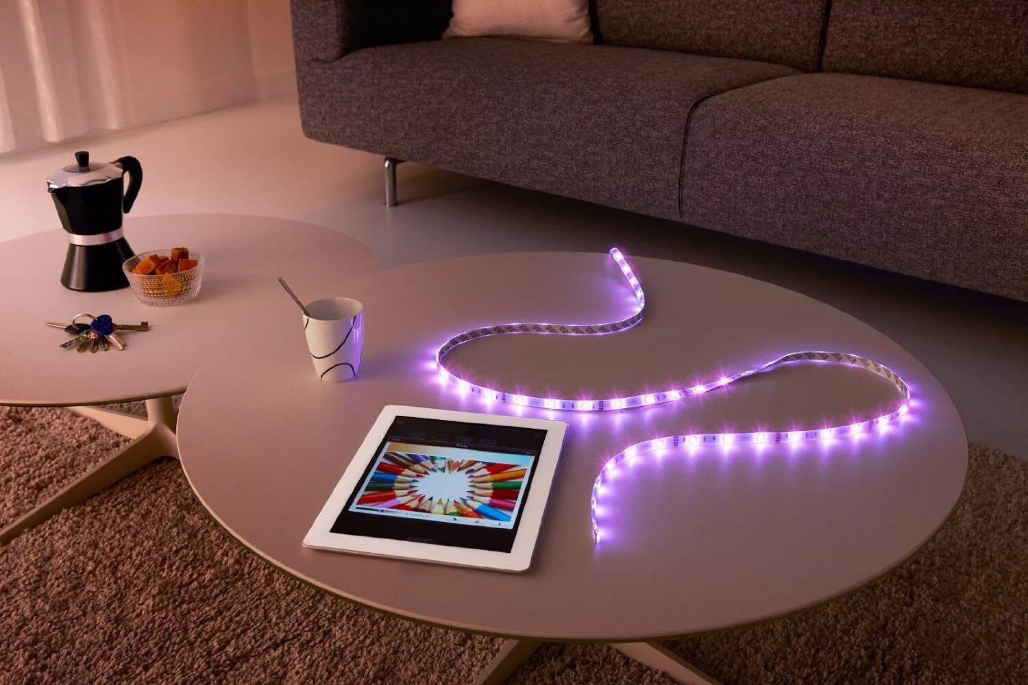 Duralight led strip розетка. Light strip. Philips Hue светильник натяжной потолок. Led Figure Home Light picture. Филипс подсветка ремонт