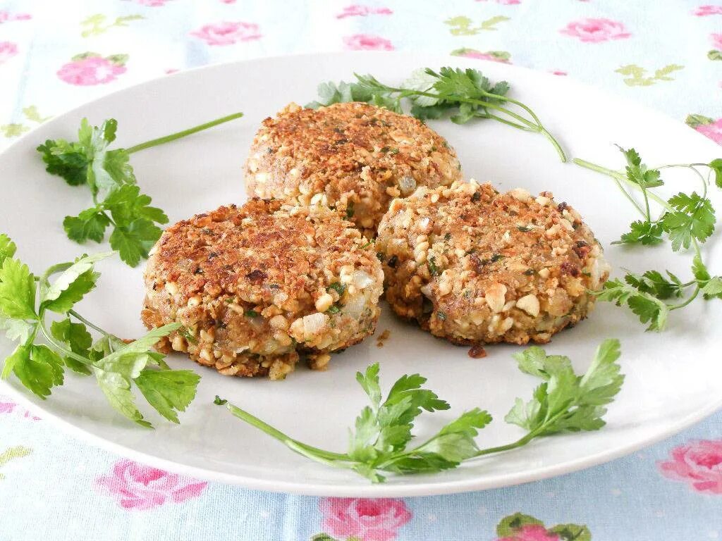 Котлеты из гречки и моркови. Биточки из гречневой каши с грибами. Гречневая котлеты биточки. Котлеты из индейки с грибами. Гречневые котлеты с грибами.
