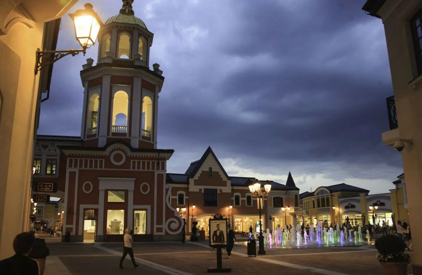 Outlet белая. Аутлет Вилладж белая дача Москва. Outlet Village Котельники. Аутлет Вилладж белая дача магазины. ТЦ Outlet Village белая дача.