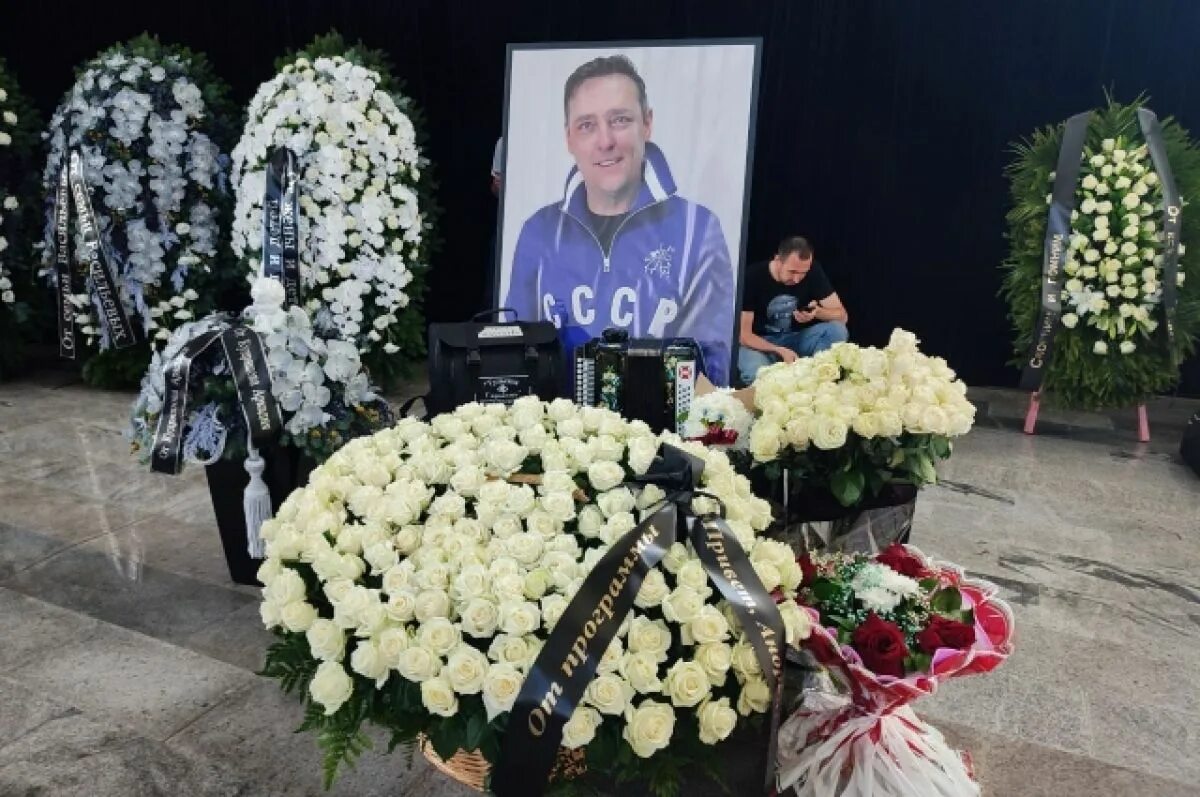 Фото смерти шатунова. Похороны Юрия Шатунова 28 июня. Похороны Юрия Шатунова Троекуровское.