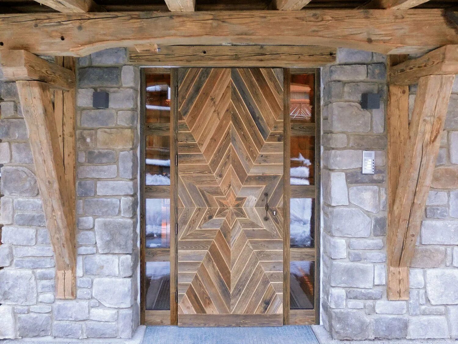 Двери шале. Двери шале. Двери в стиле шале. Двери в рустикальном стиле шале. Двери в стиле шале в интерьере.