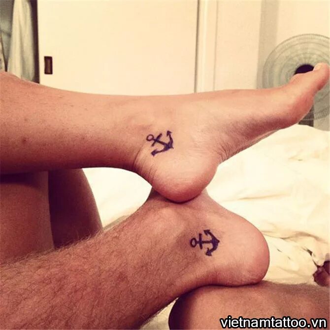 Тату парню и девушке маленькие. Парные татуировки для влюбленных маленькие. Парные тату на запястье. Парные тату для девушек. Парные тату для парня и девушки.