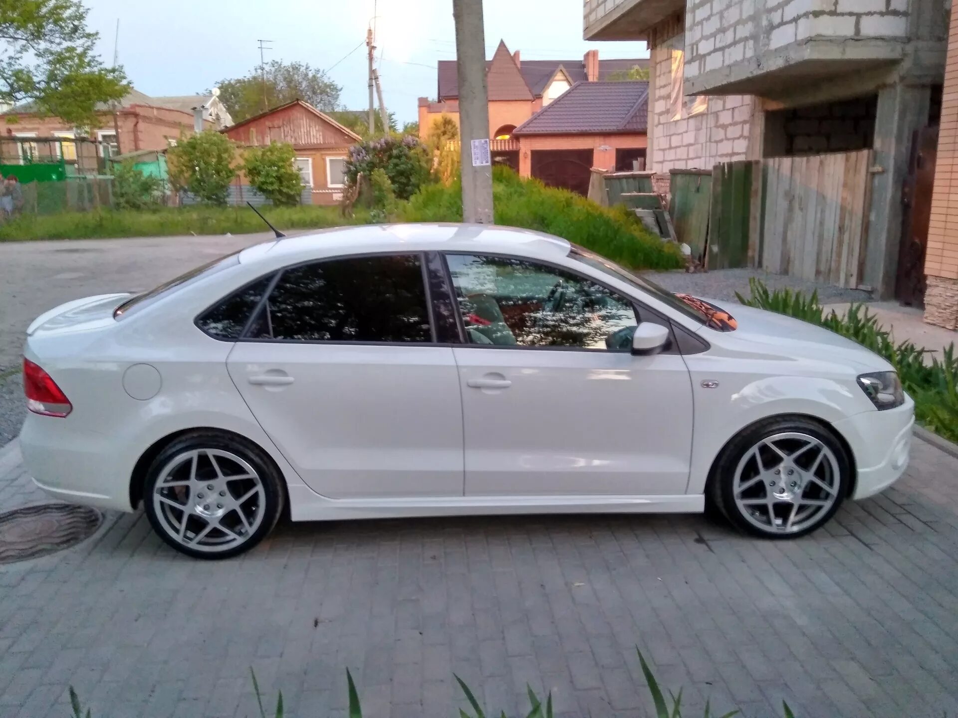 Поло 17 радиус. Vw polo borbet. Диски на поло седан r17. Поло 17 радиус. Mallory r17 golf 6.
