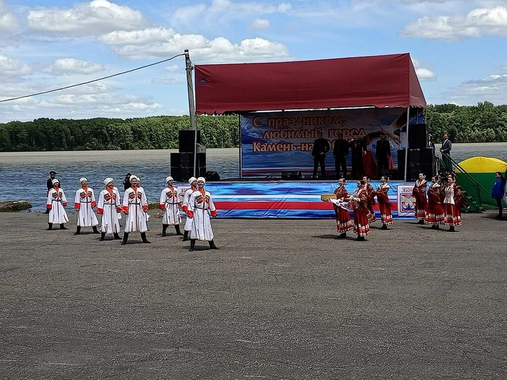 12 Июня камень на Оби 2022. Камень на Оби день города 2021 ярмарка. Народные праздники в Камне на Оби. День России ярмарка камень на Оби. Канал камень на оби