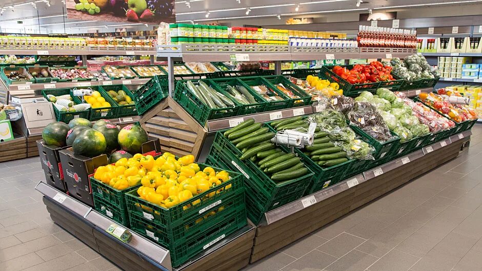 на прилавках магазинов города. выкладка мясных изделий. ассортимент продуктового магазина. прилавок 7/11. пятерочка прилавки.