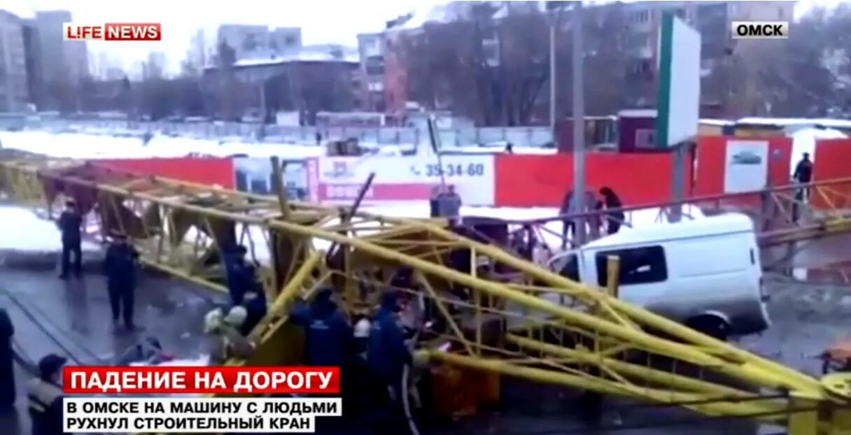 Кран упал на машину. В кирове на стройке упал кран. Кран упал на машину. Газель автокран. Падение автокранов в ставропольском крае.