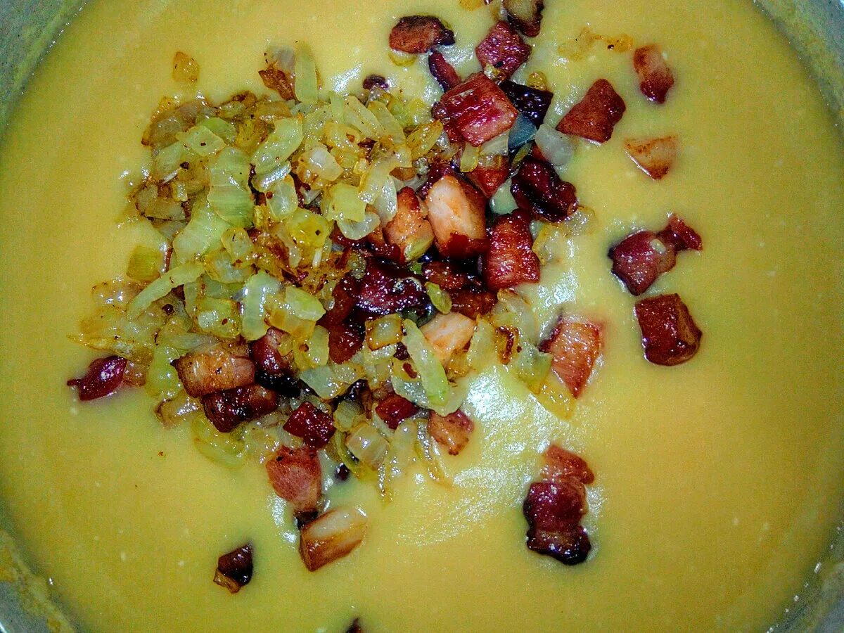 Грудинка в гороховом супе. Суп гороховый. Гороховый суп с грудинкой копченой. Гороховый с копченой грудинкой. Картофельный суп пюре с беконом.