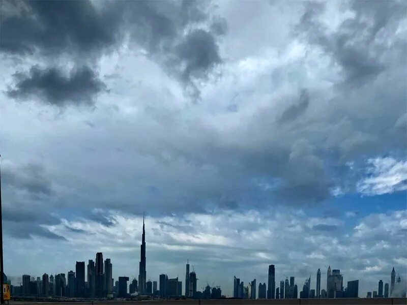 Дубай дождь сегодня. Дубай пасмурно. Дождь в Дубае. Дождливый Дубай\. Дубай смог.