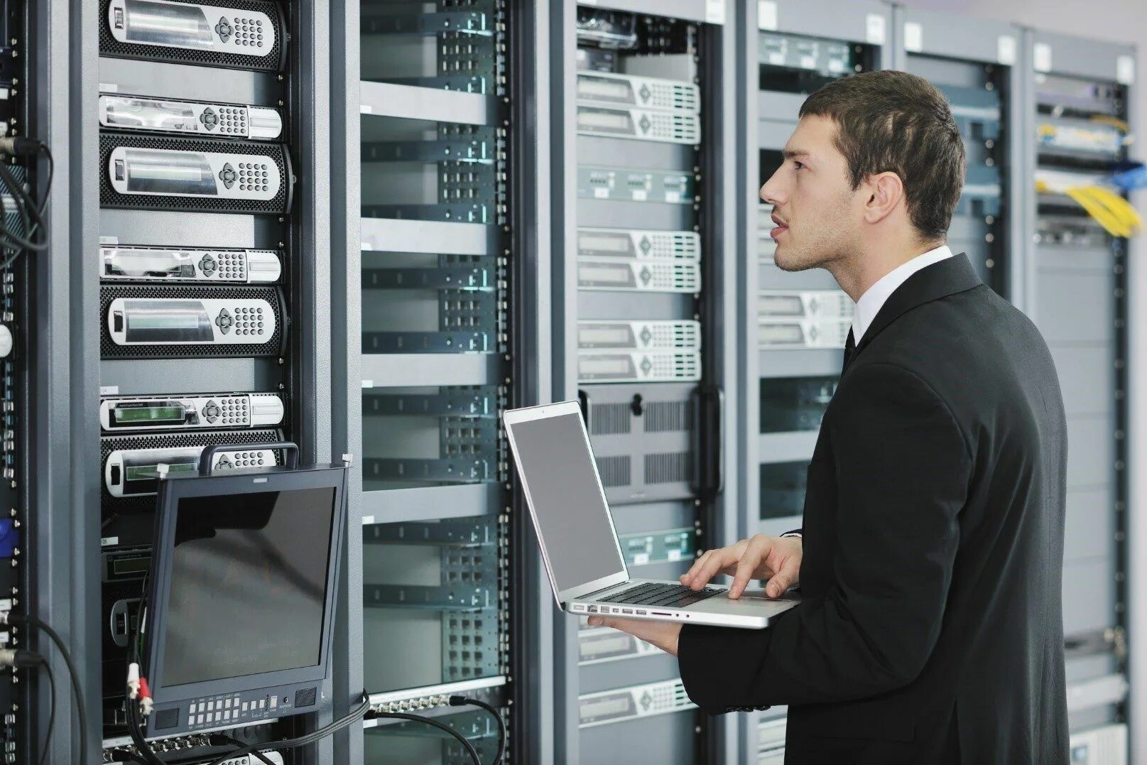 Os managers. Компьютерные системы и комплексы. Компьютерные информационные технологии. It специалист. Системный администратор.