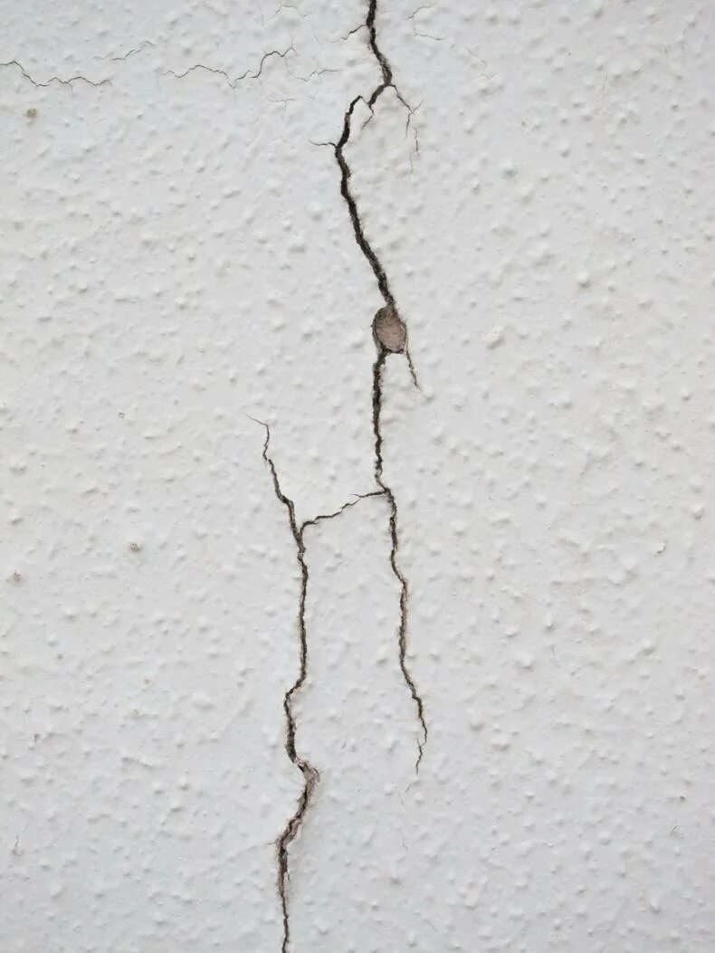 Трещина в стене. Усадочные трещины в стенах. Усадочные трещины в штукатурке. Трещины в бетоне.