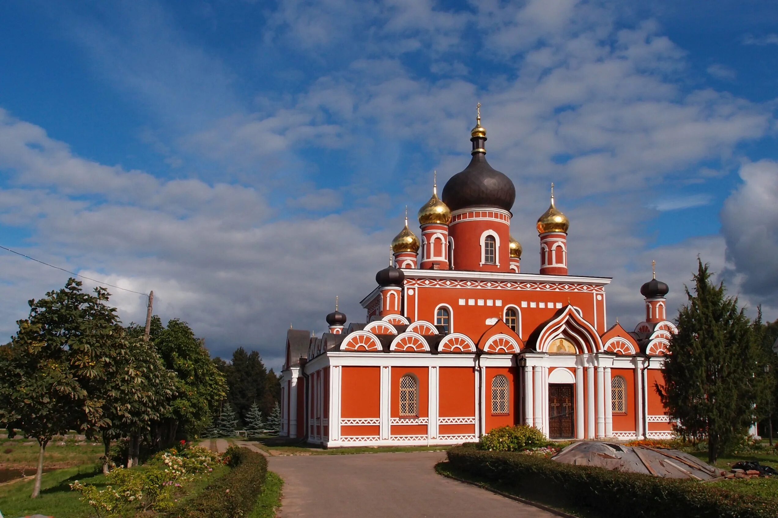 Церкви в старой руссе. Воскресенский храм старая русса. воскресенский собор старой руссы. кафедральный собор воскресения христова старая русса. старая русса воскресенский собор старая русса.