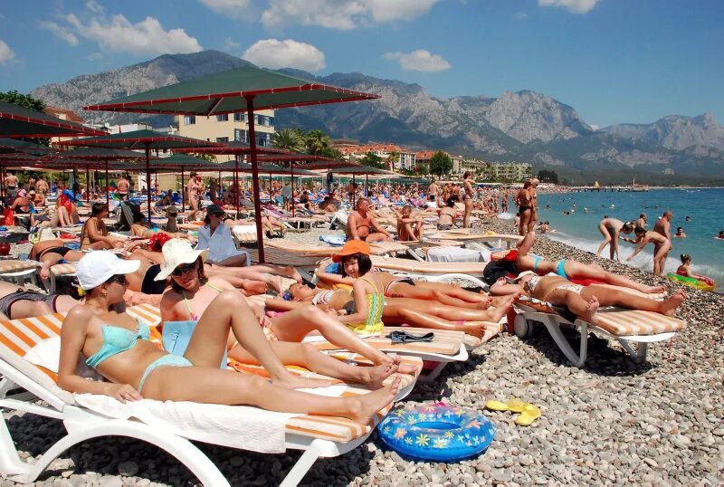 Подешевеет ли турция. Туристы в Турции. Пляжи Турции с отдыхающими. Турция пляж люди. Туристы на пляже в Турции.