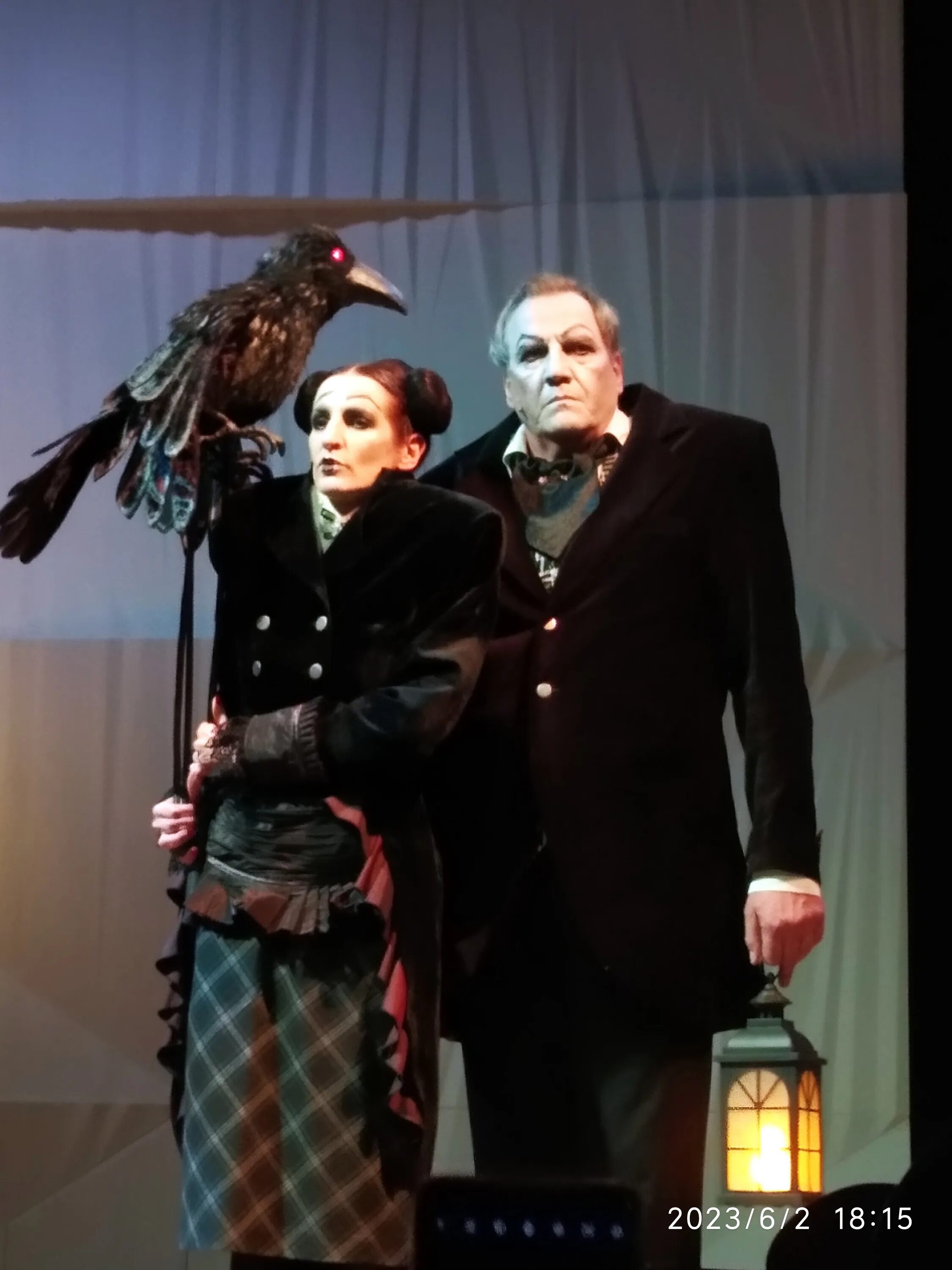 Кентервильское привидение спектакль зарядье. Свет в спектакле. Кентервильское привидение спектакль зарядье. Кентервильское привидение спектакль ростов на дону. Кентервильское привидение спектакль зарядье.