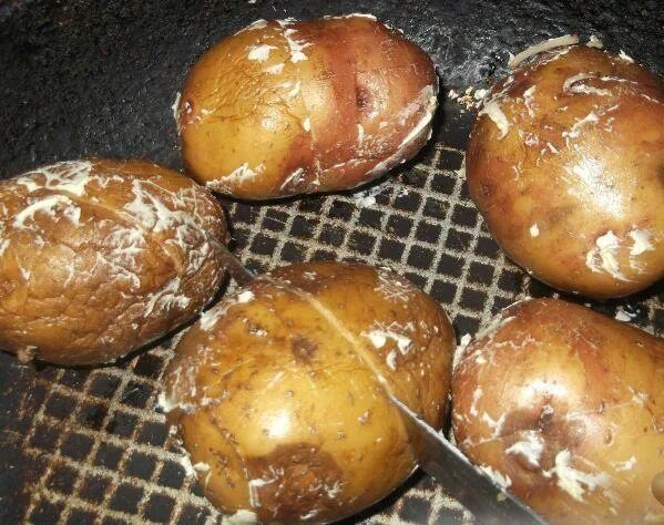 Сколько запекать картошку в кожуре. Картофель в кожуре в духовке. картофель в кожуре запеченный в духовке. картошка в духовке с кожурой целиком. картошка запеченная в духовке целиком в кожуре.