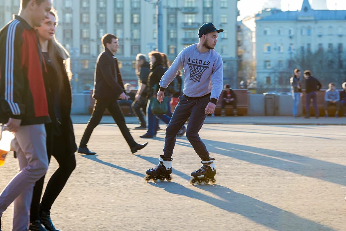 ролик для ног. ребенок на скейте. ролики на улице. включи ролики про 1. ютуб приколы.
