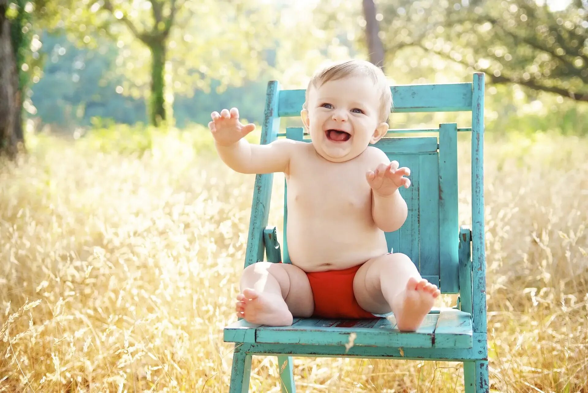 Ребенок сидит и улыбается. Фото на 8 месяцев ребенку. Ребенок со спины. Радостный детсадовец.