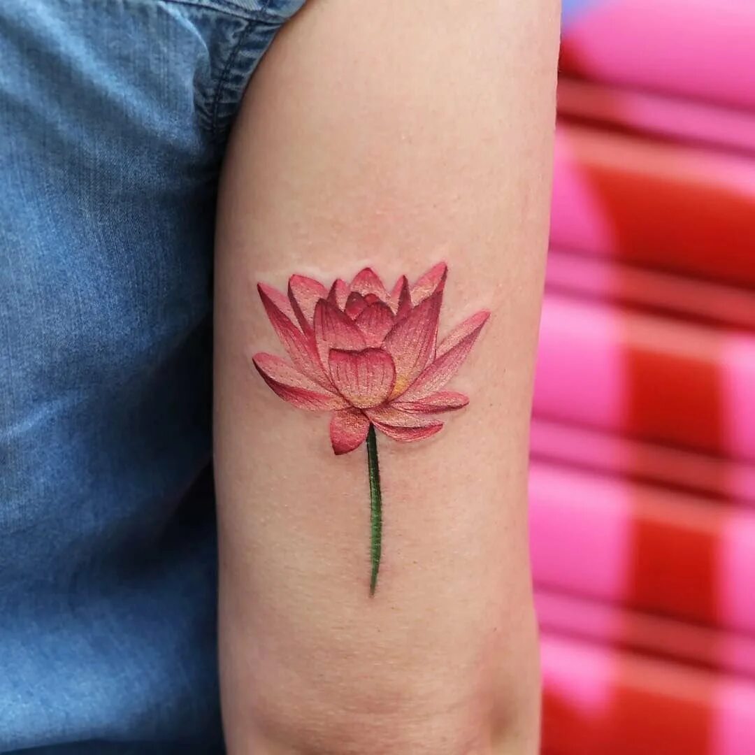 тату в виде цветка лотоса. татуировка роза. тату лотос маленький. тату цветы на руке для девушек. тату бутон.