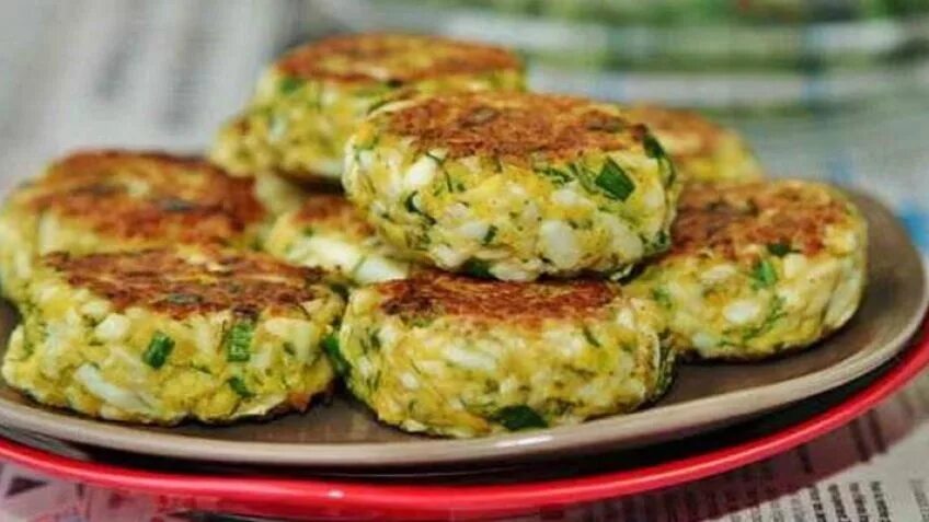 Котлеты из вареных яиц. Яичные котлеты. вкусные яичные котлеты. яичные котлеты с зеленью. вкусное блюдо с зеленым луком.