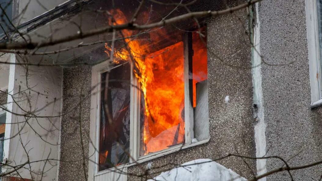 Пожар в квартире многоэтажном доме. Горит окно. Пожар в окне. Сгоревшее окно