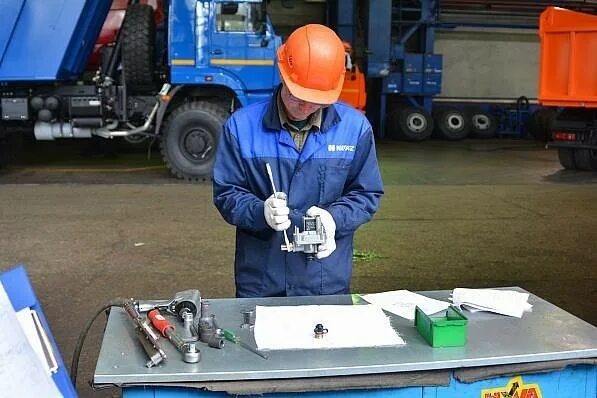 Слесарь механосборочных работ обучение. Слесарь мср. Слесарь мср. Слесарь мср 5 разряда. Профессия токарь.