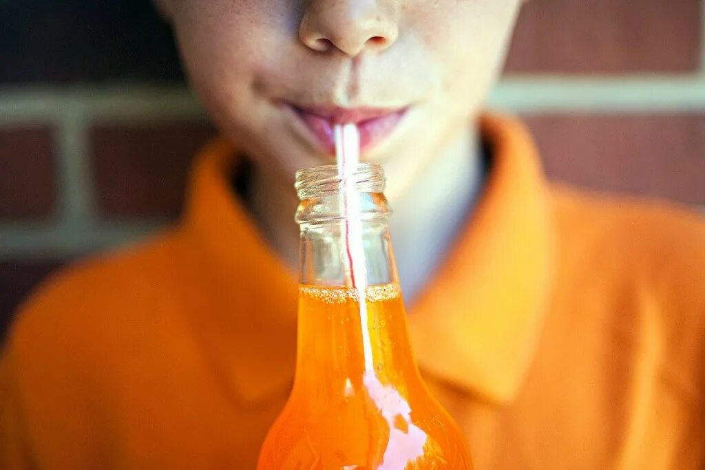 Сок через трубочку. Дети пьют газировку. Сладкие напитки. Пьет газировку. Человек пьет газировку.