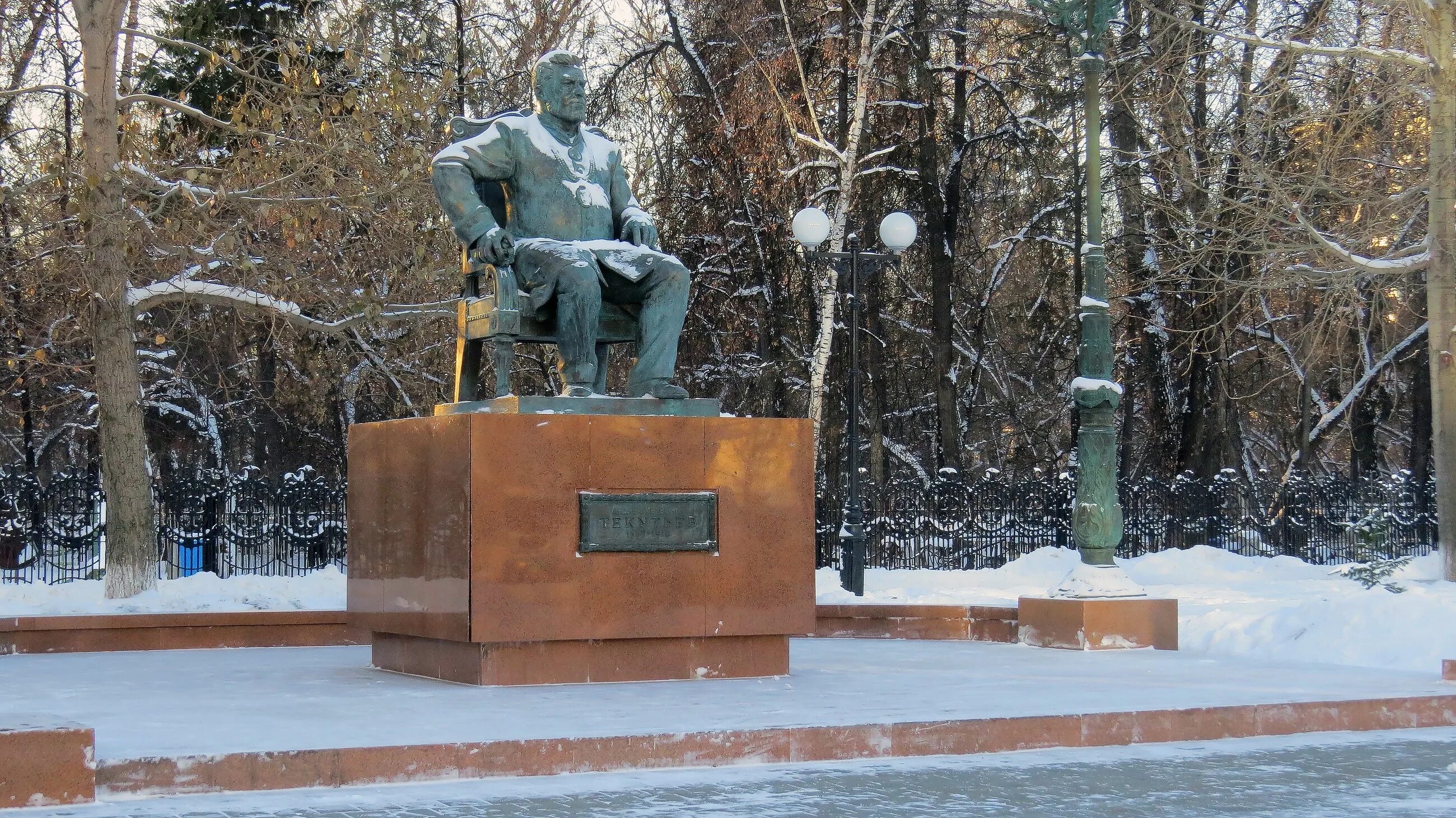 Текутьев. Текутьевский бульвар Тюмень. Текутьевский парк Тюмень. Памятник Текутьеву. Тюмень сквер Текутьев.