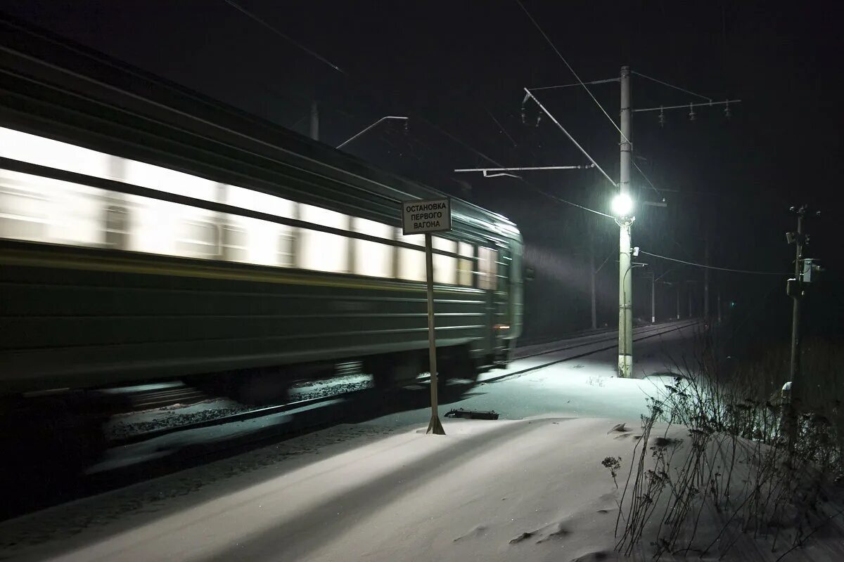 Наш полупустой поезд остановился. Поезд ночью. Железная дорога ночью. Ночная электричка. Поезд в темноте.