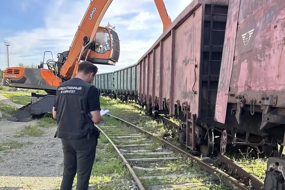 Поезд правды челябинск. Грузовой поезд. Полувагоны железнодорожные. Железнодорожные пути. Грузовой поезд с щебнем.