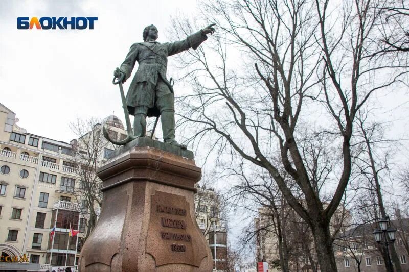 Литературный классик с памятником в воронеже. Памятник Петру 1 в Воронеже. Памятники Петру первому в Липецке и Воронеже. Воронеж памятник императору Петру 1. Памятник Петру 1 Воронеж кодаж.