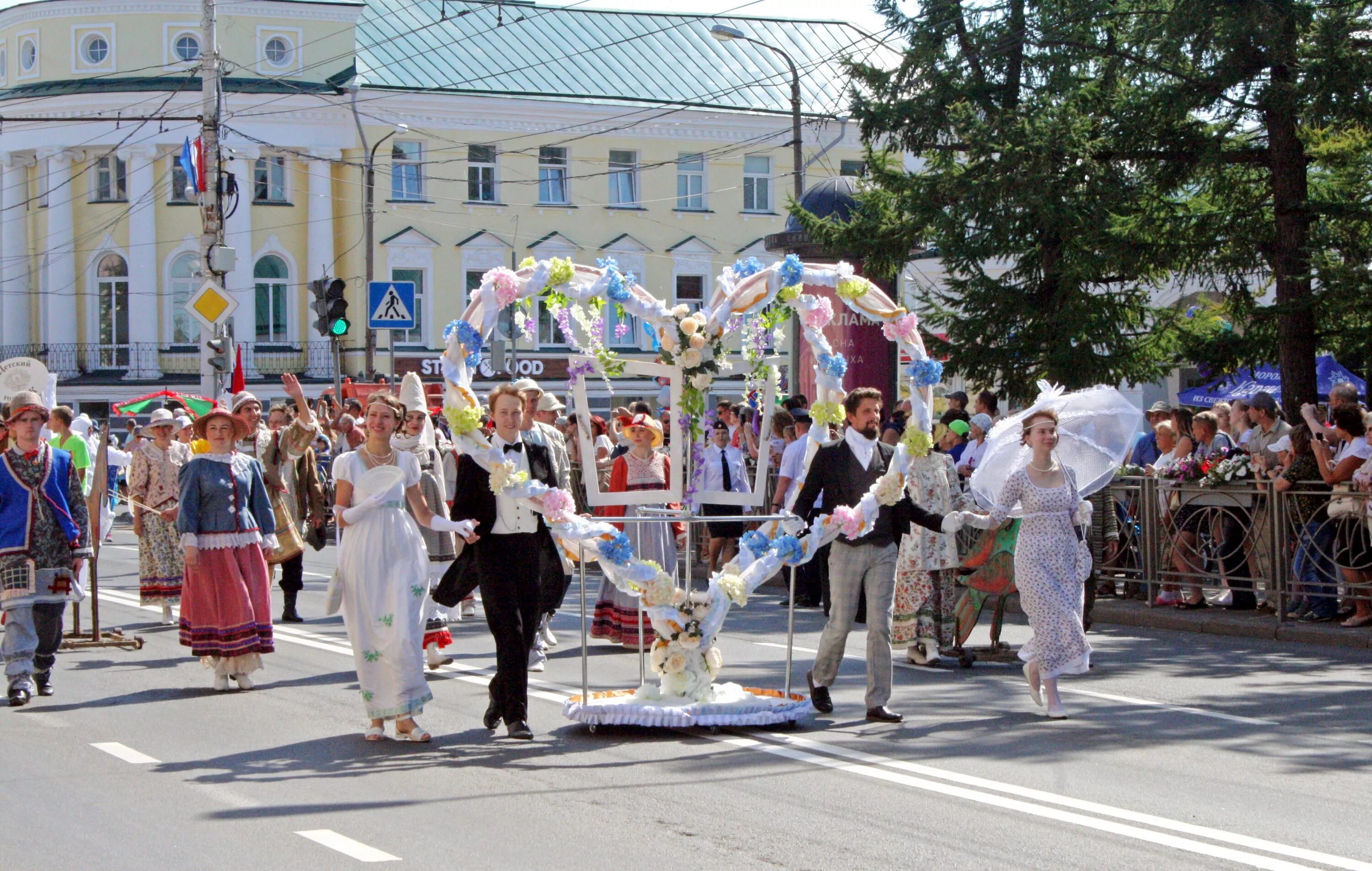 массовые гуляния на масленицу. городской праздник. день города иваново. масленица в городе. праздник в городе нашем.