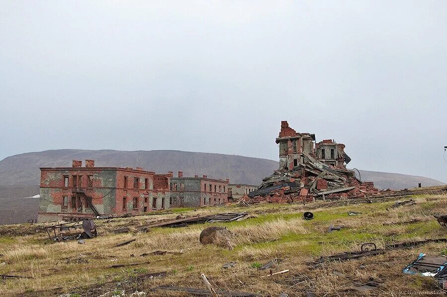 Поселок западный. Посёлок Западный Норильск. Заброшенный поселок Заполярья. Норильск руины. Заброшенный Норильск.