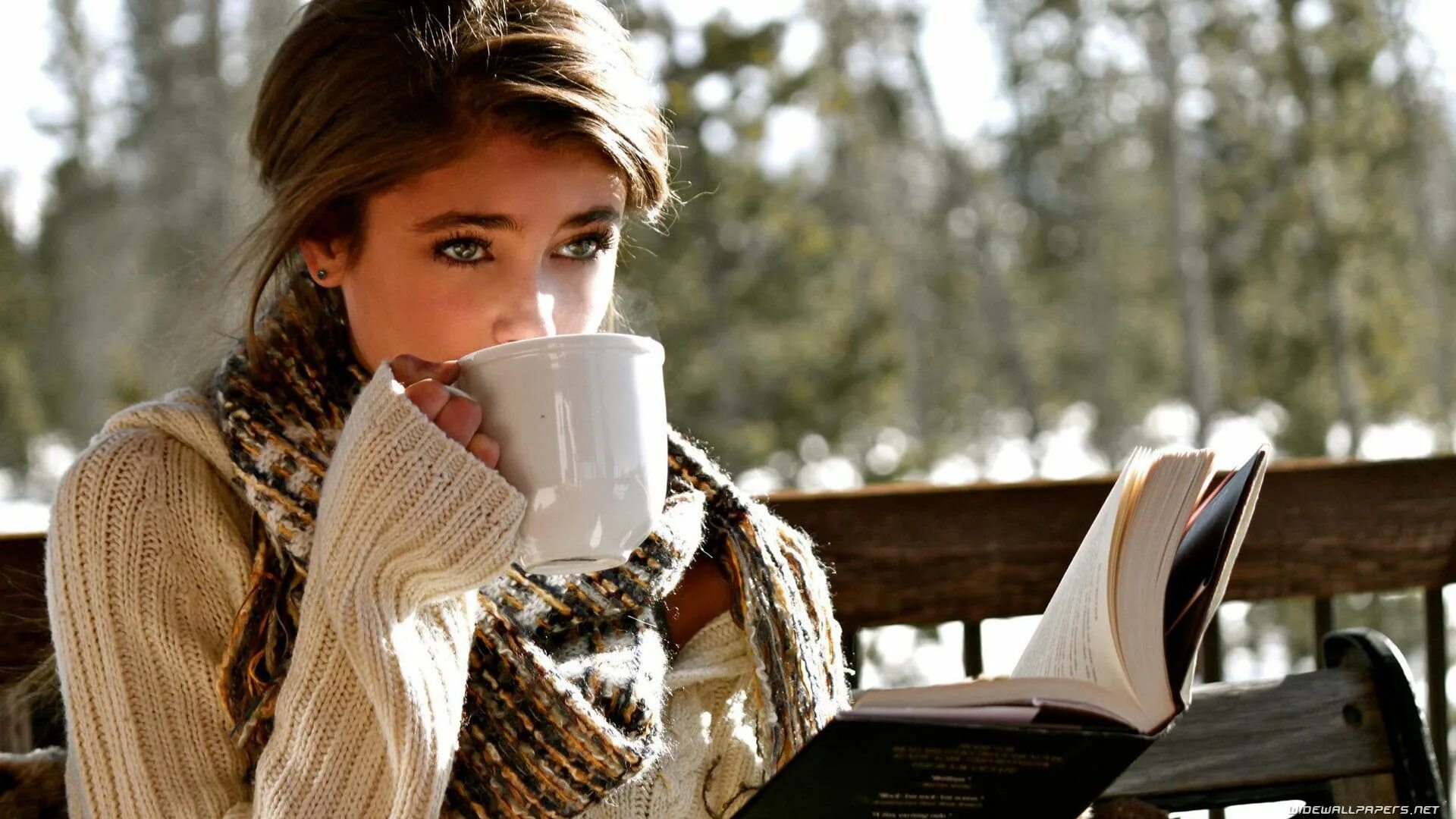 Уютная женщина. Девушка с книгой. Девушка с чашкой чая. Чай зимой. Model 2 reading