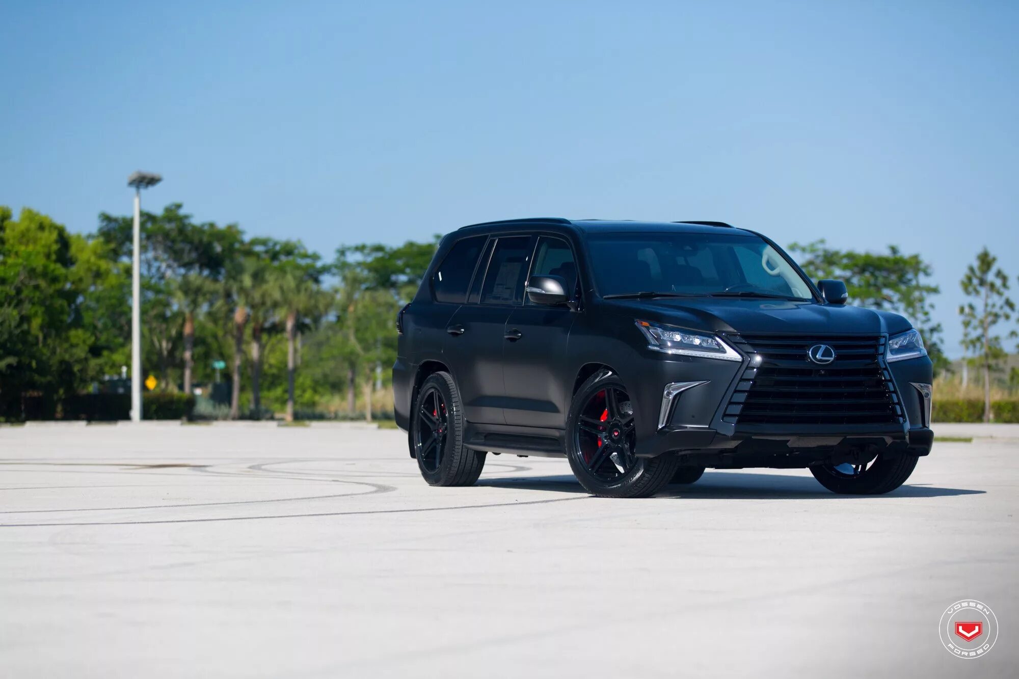 Диски на лексус 570. Lexus LX 570 r24. Лексус 570 на Vossen. Lexus LX 570 черный 22 колеса. Лексус LX 570 Vossen.
