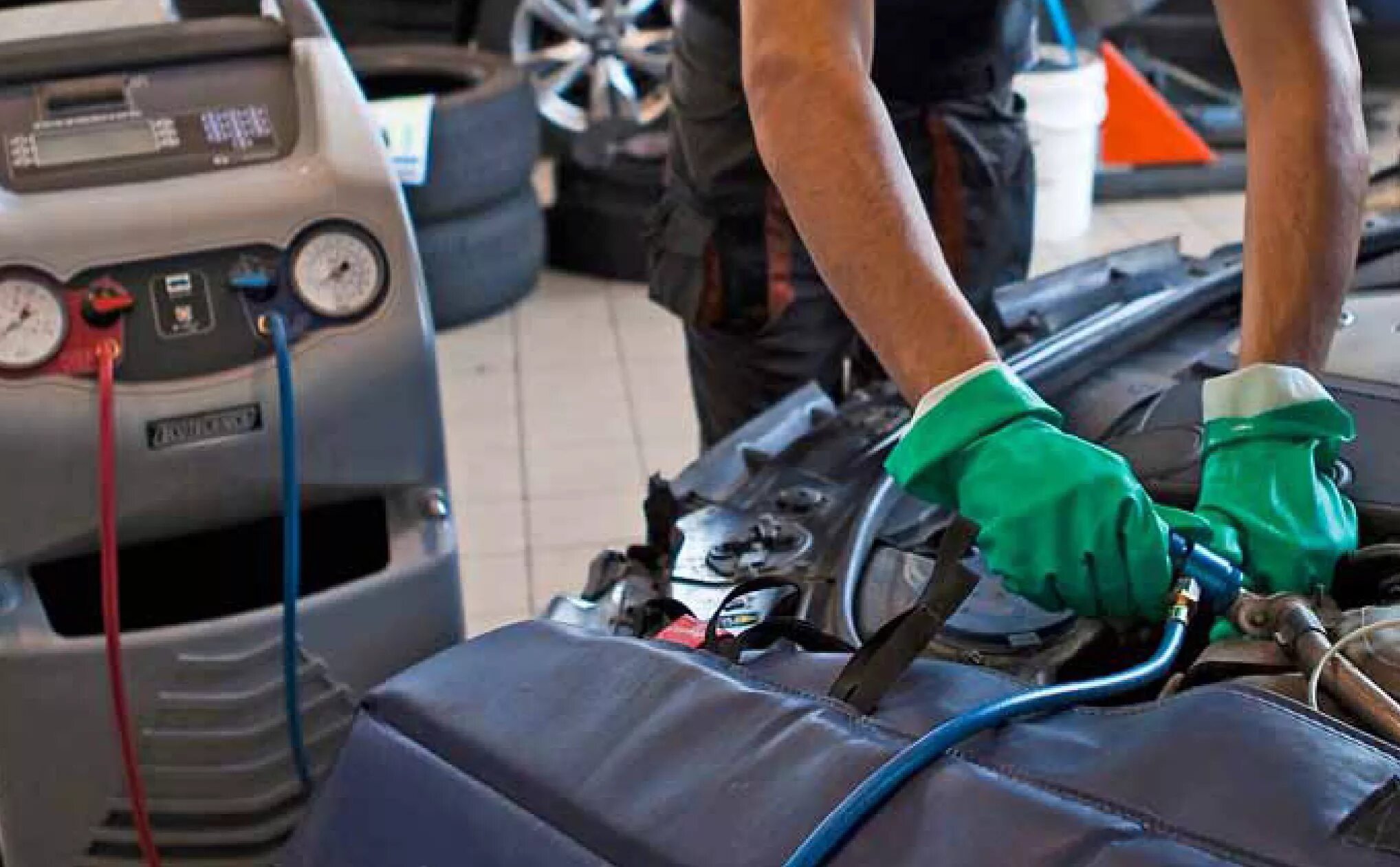 заправка автомобильных кондиционеров. заправь автокондиционер. кондиционер в машине. автомобильный кондиционер. кондиционер в автомобиле.