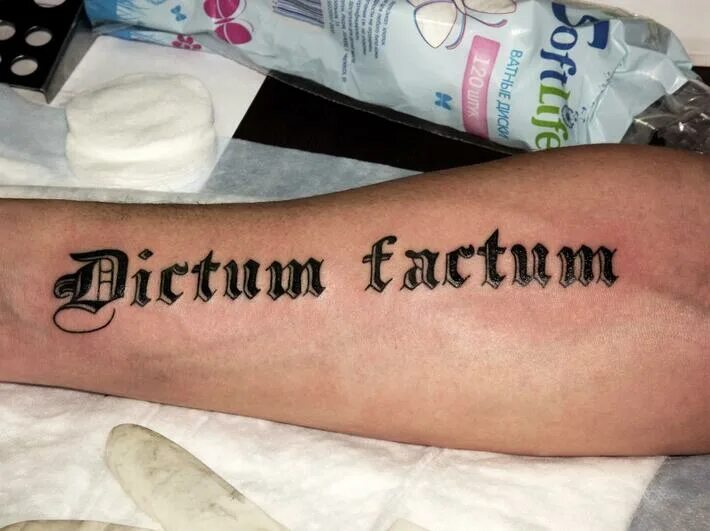 Dictum est factum. Диктум Фактум Татуировка. Dictum Factum тату. Эскиз dictum Factum. Диктум Фактум на латыни.