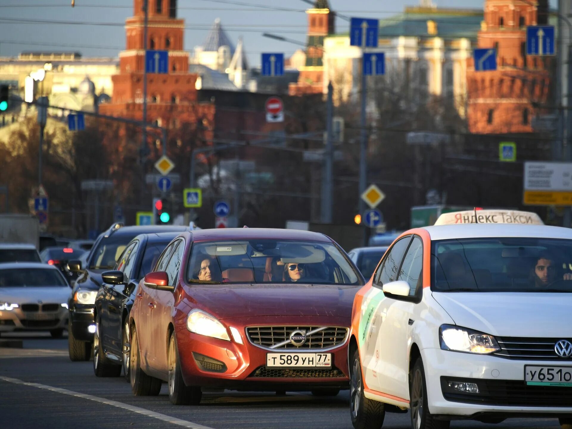 Москва авто любые. Машины в Москве. Московские машины. Москва машины город. Городсике машины в Росси.