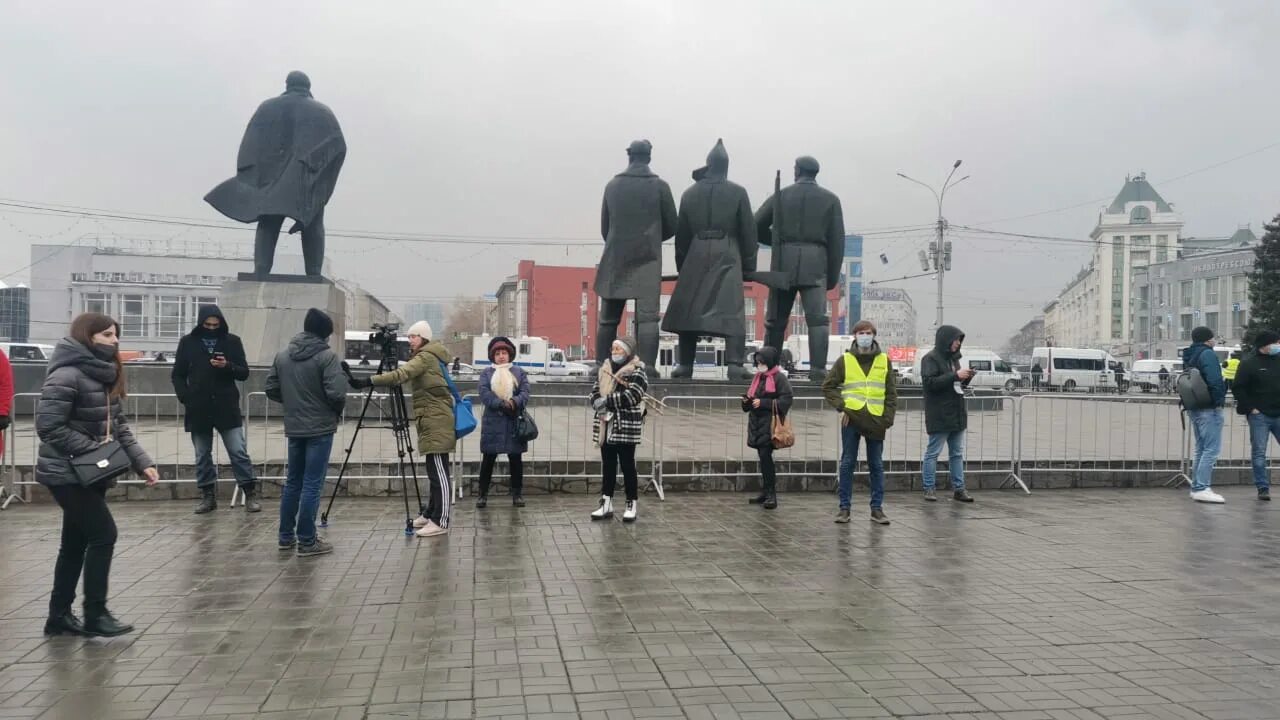 Мероприятие на площади ленина сегодня. Площадь Ленина в Новосибирске сейчас. Площадь Ленина Новосибирск 2022 военные апрель. Площадь Ленина Новосибирск Зумеры. Зацеп площадь Ленина Новосибирск.