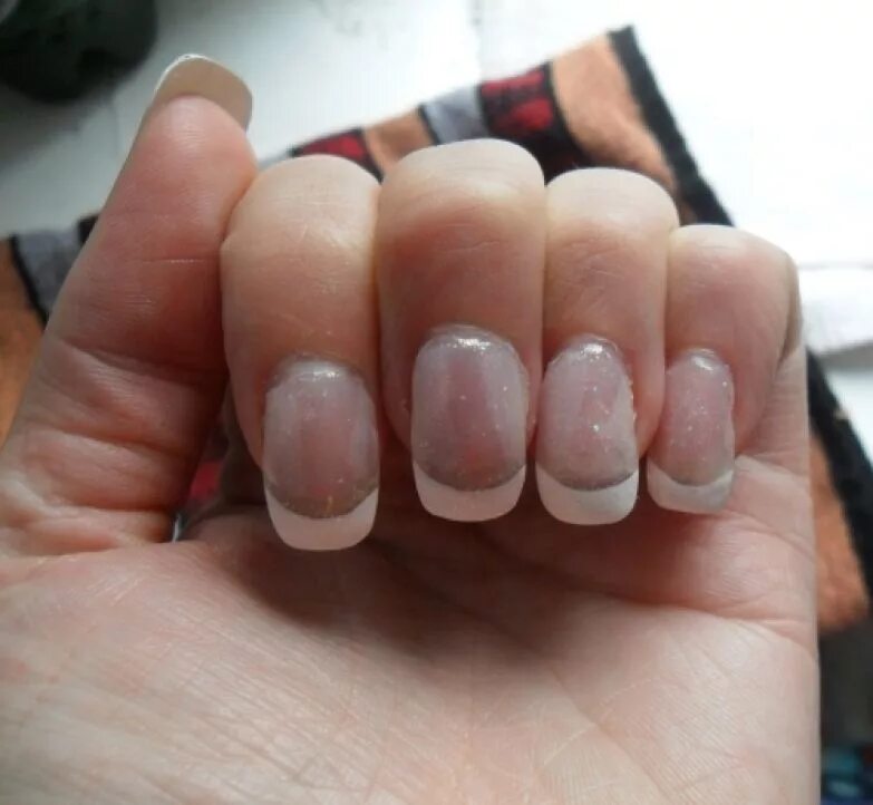 неудачный маникюр. плохое наращивание ногтей. ужасный маникюр. некрасивое наращивание ногтей. уродливые нарощенные ногти.