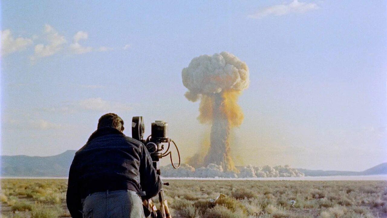 Испытания оружия. Ядерный взрыв в Неваде 1957. Ядерный взрыв в пустыне Невада. Ядерный гриб Невада. Невада испытания ядерного оружия.