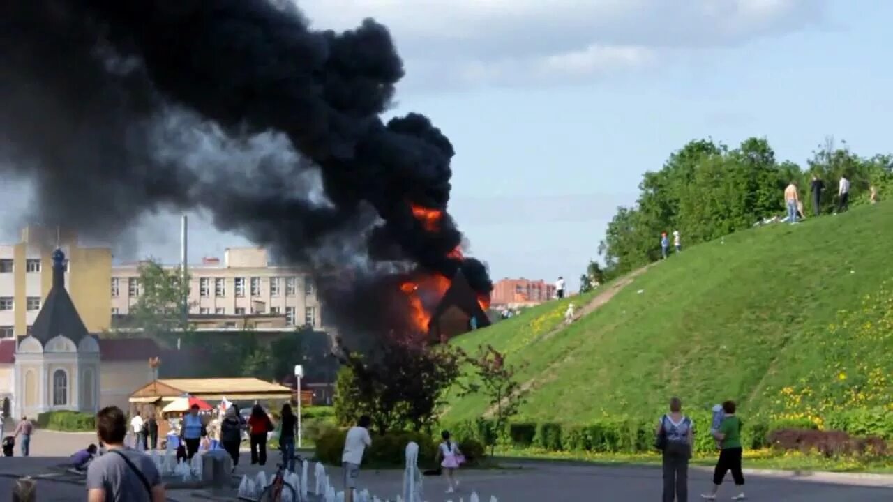 Дмитров горит. Пожар в Дмитрове сегодня. Что горит в Дмитрове сейчас. Перекресток Дмитров. Дмитровск пожар