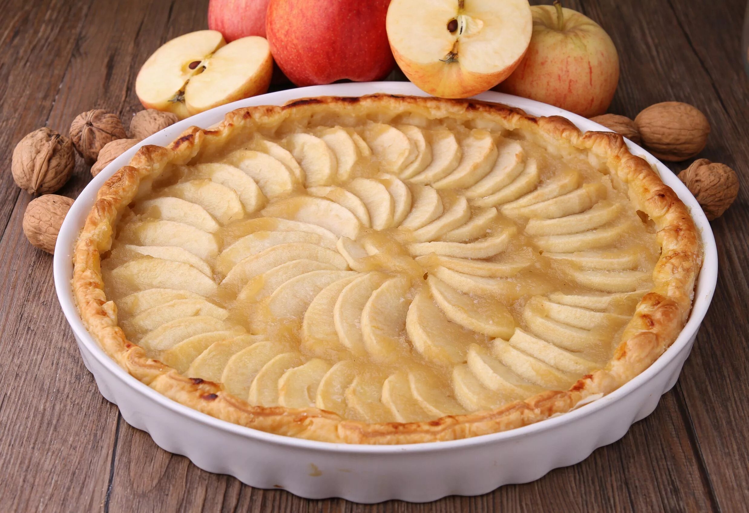 Apple dishes. Яблочный пирог Старлайт. Пирог с яблоками. Пирог шарлотка с яблоками. Красивый пирог с яблоками.