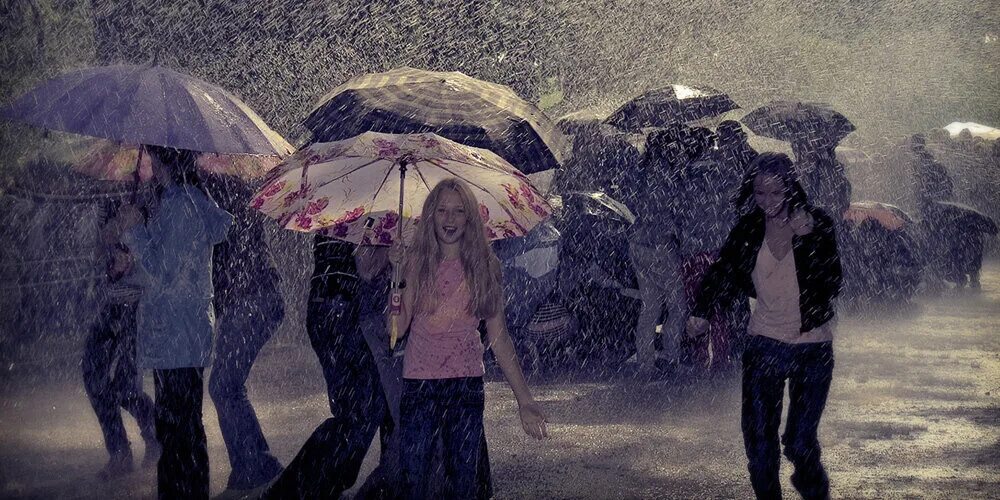 Человек под дождем. Человек с зонтом. Человек с зонтом под дождем. Толпа с зонтами.