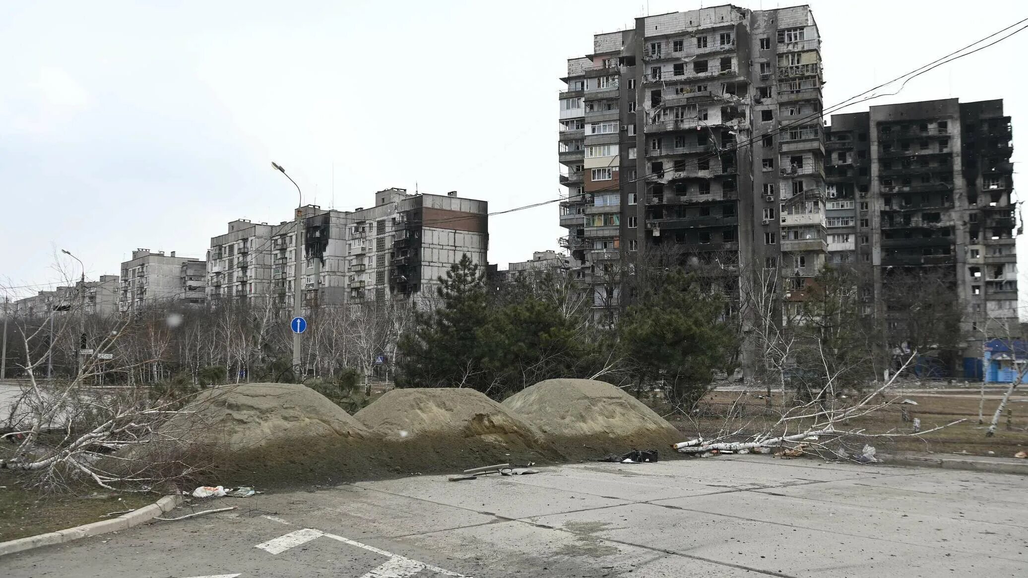 Город мариуполь 2025. Мариуполь город призрак. мариуполь центр 2025. мариуполь центр города разрушения.