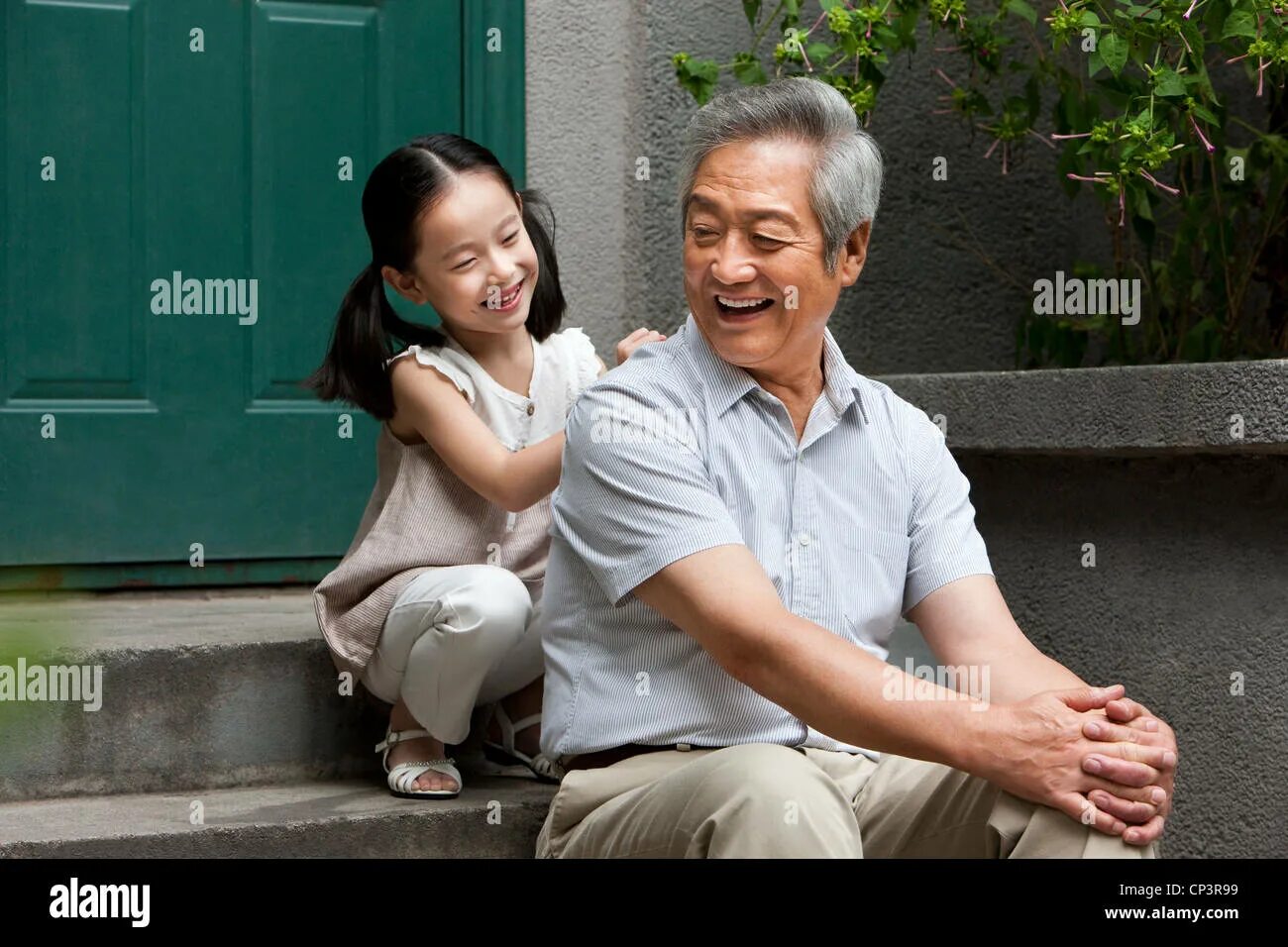 Танец дедушки с внучками Китай. Бабушка с внучкой китаянки. Дедушка со стороны мамы на китайском. Японская внучка видео