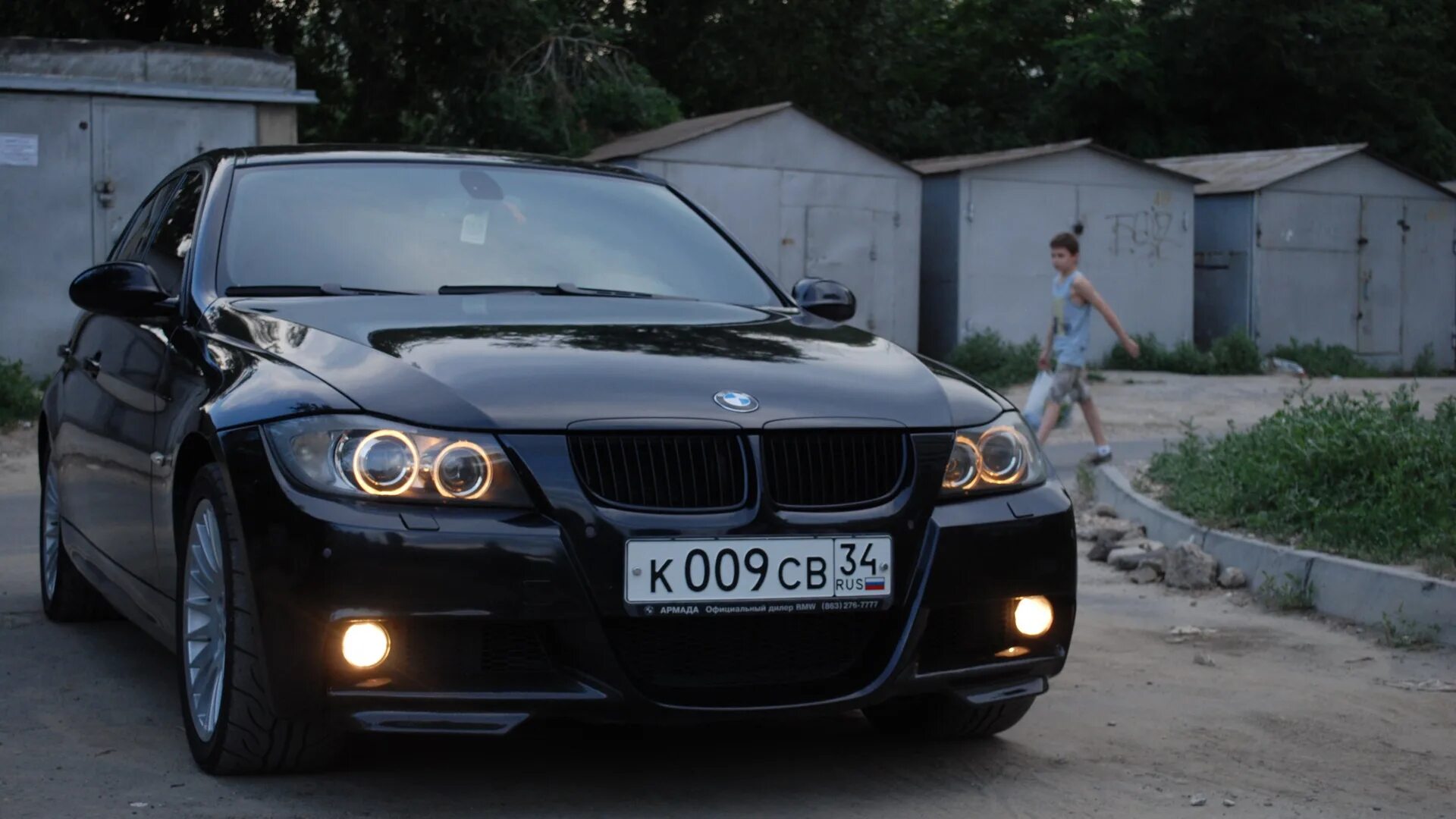 BMW e90 Рестайлинг. BMW 3 e90 ангельские глазки. Ангельские глазки БМВ 3 е90. Ангельские глазки BMW e90. Ангельские глазки е90