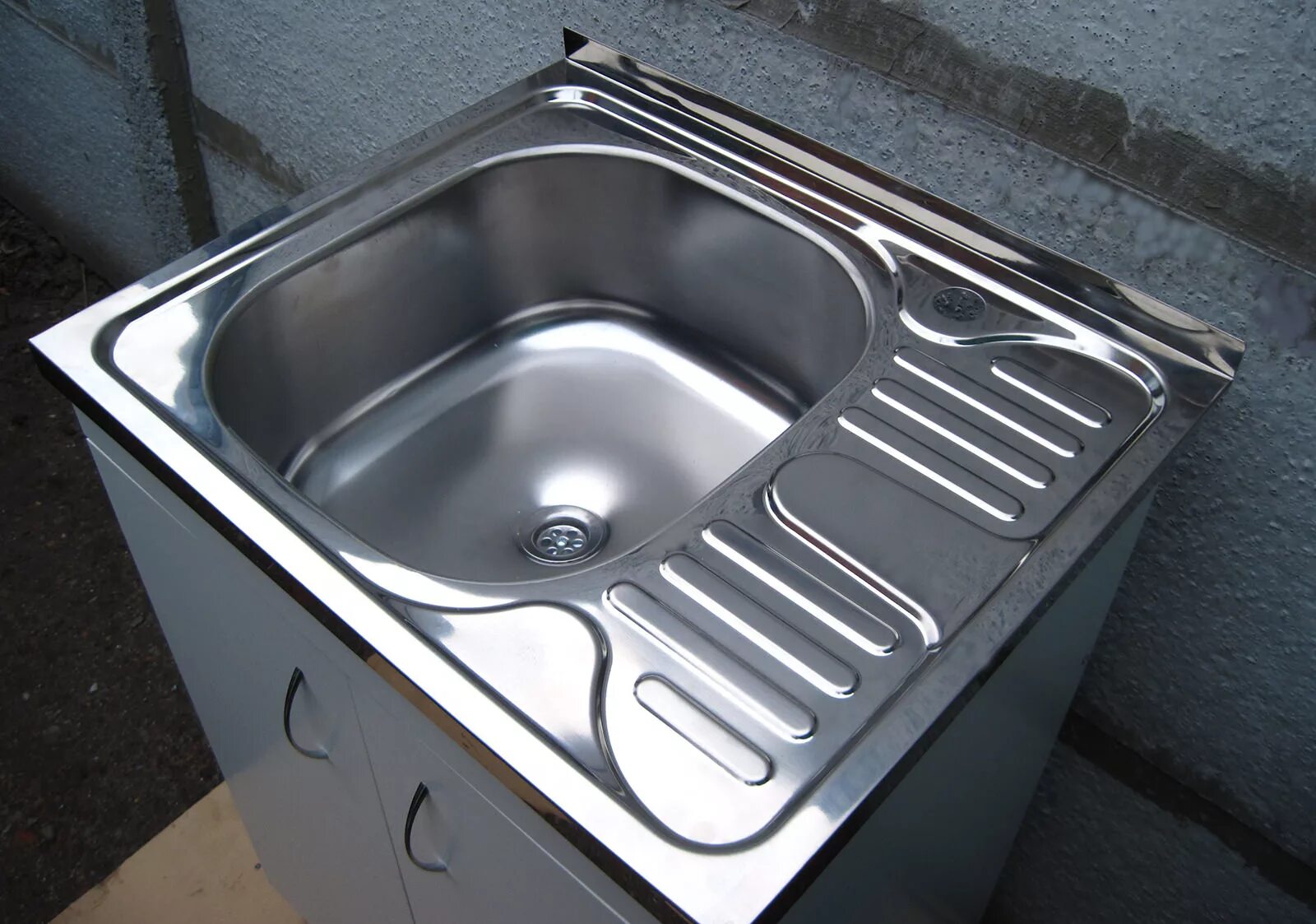 Как установить мойку из нержавейки. Мойка металл врезная 450мм. Как установить мойку из нержавейки. Накладная мойка для кухни крепление. Монтаж мойки под столешницу из нержавейки.