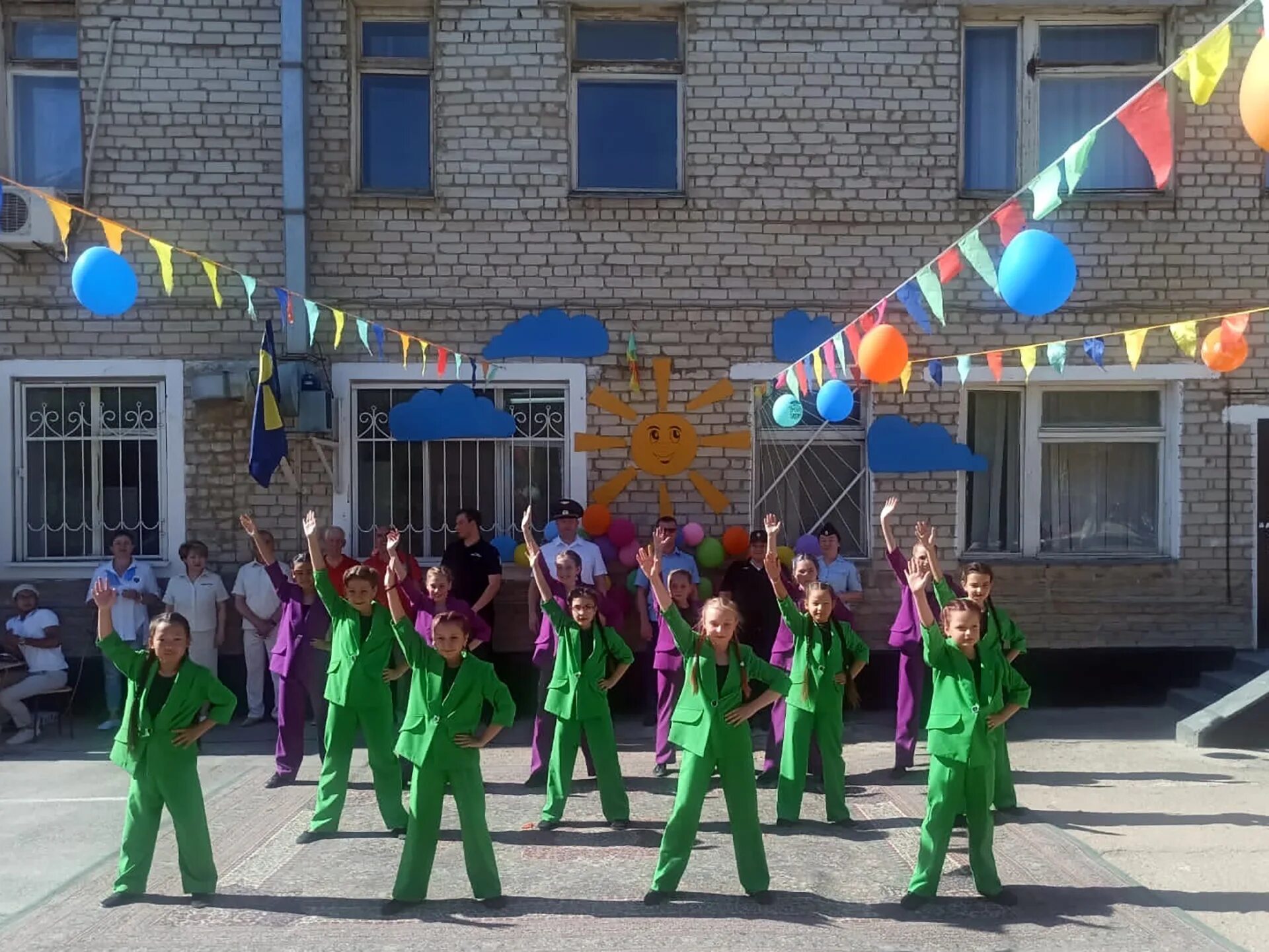 Лагерные сценарии открытие. Открытие пришкольного лагеря. 1 июня открытие пришкольного лагеря. лагерь солнышко. праздники в июне для лагеря.
