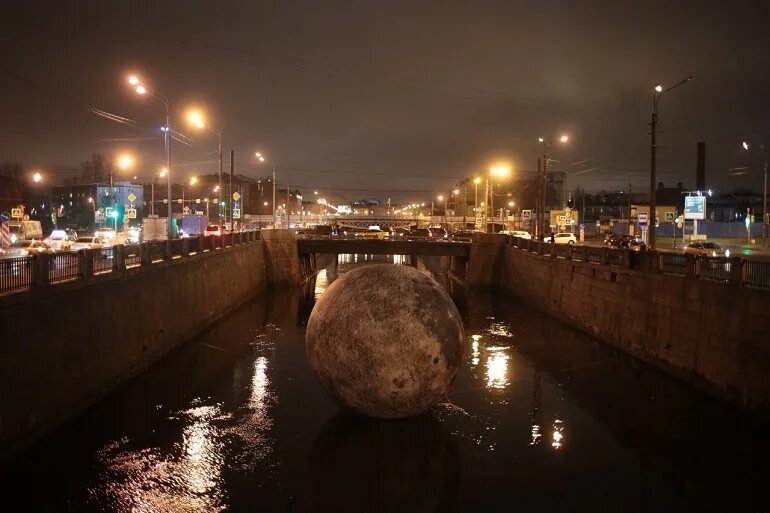 На обводном канале сегодня. Луна на Обводном канале. Обводный канал Санкт-Петербург Луна. Луна в Обводном канале Санкт-Петербург. Луна набережная Обводного канала.