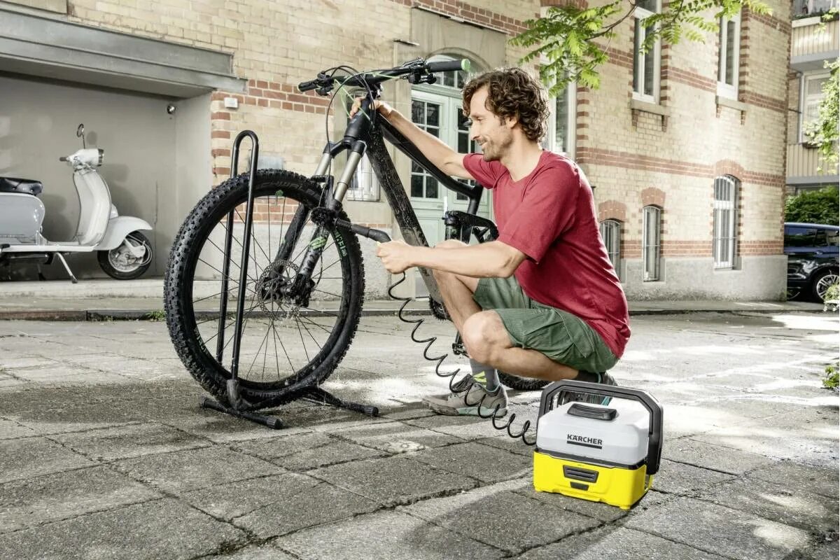 Можно ли мыть велосипед. Портативная мойка Karcher OC 3. Мойка высокого давления Karcher OC 3 Bike. Мойка для колес велосипеда. Мытье велосипеда.